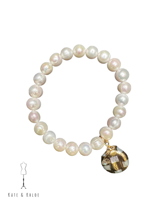 Pearl bracelet with pearl & gold charm